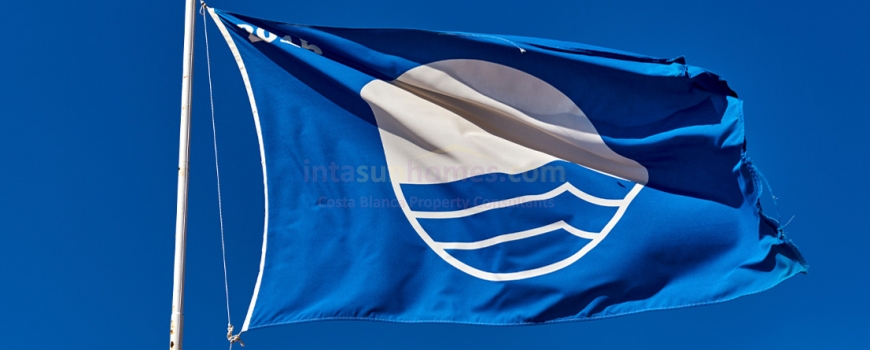 A total of 26 blue flags will fly on the beaches of the Vega Baja in 2024