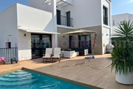 Doorverkoop - Detached House / Villa - Ciudad Quesada