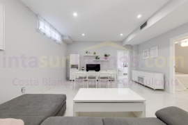 Resale - Detached House / Villa - Orihuela Costa - Villamartin