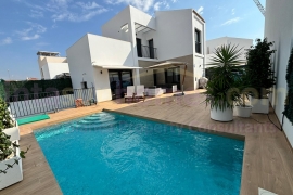 Doorverkoop - Detached House / Villa - Ciudad Quesada