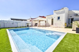 Resale - Detached House / Villa - Torrevieja - La Siesta - El Salado -  Torreta