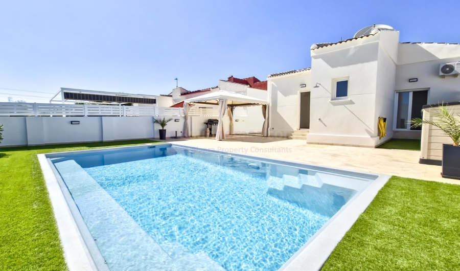 Resale - Detached House / Villa - Torrevieja - La Siesta - El Salado -  Torreta