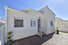 Doorverkoop - Detached House / Villa - Torrevieja - La Siesta - El Salado -  Torreta