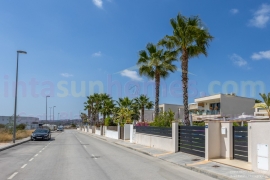 Doorverkoop - Detached House / Villa - Orihuela - Vistabella Golf