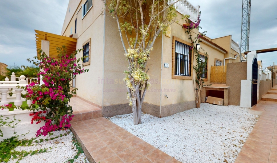 Resale - Townhouse / Semi-detached - Villamartin - Blue Lagoon