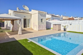 Doorverkoop - Detached House / Villa - Torrevieja - La Siesta - El Salado -  Torreta