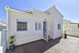 Doorverkoop - Detached House / Villa - Torrevieja - La Siesta - El Salado -  Torreta